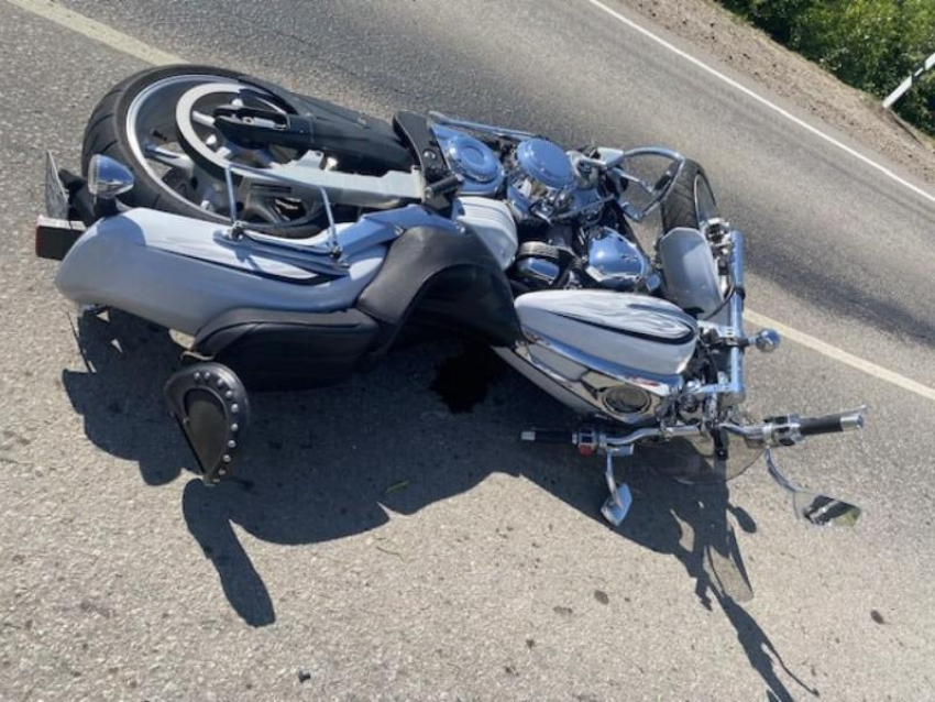 Мощное столкновение мотоцикла с автомобилем случилось в Воронежской области