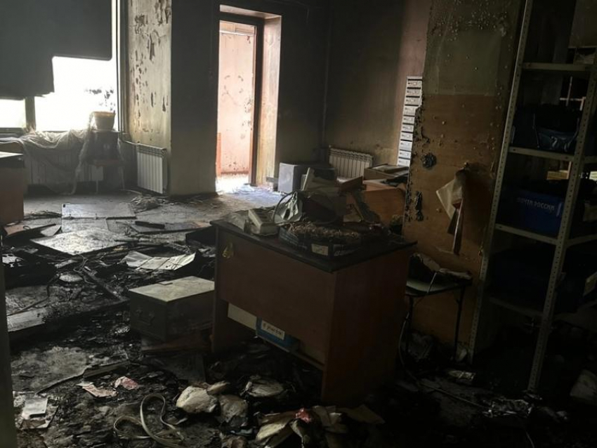 «Огонь уничтожил посылки»: выгоревшее отделение почты показали в Воронеже 
