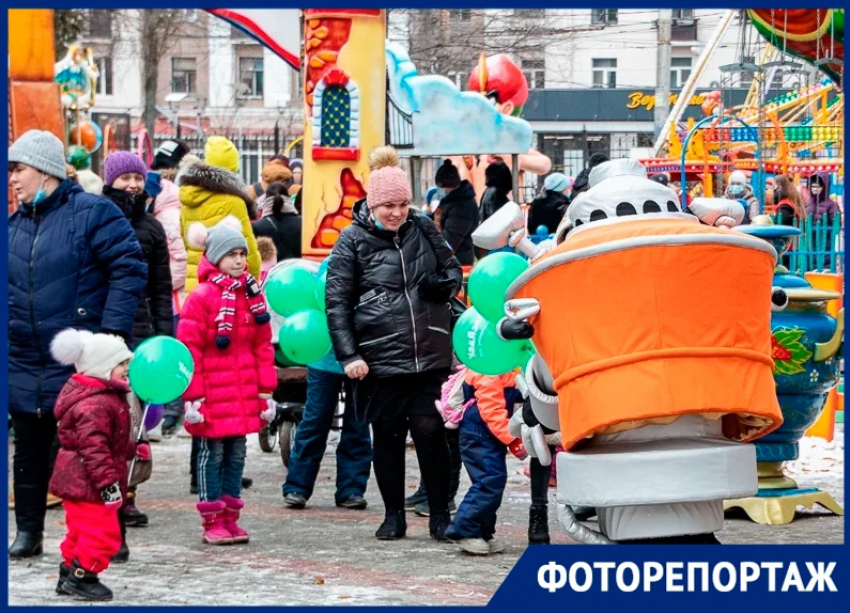 Блинами, забавами и хорошим настроением провожали Масленицу в Воронеже