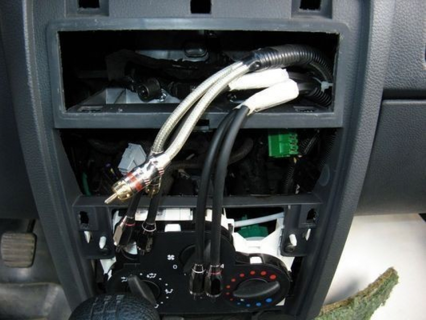 В Воронежской области из застрявшего в грязи автомобиля знакомые хозяина украли аудиотехнику