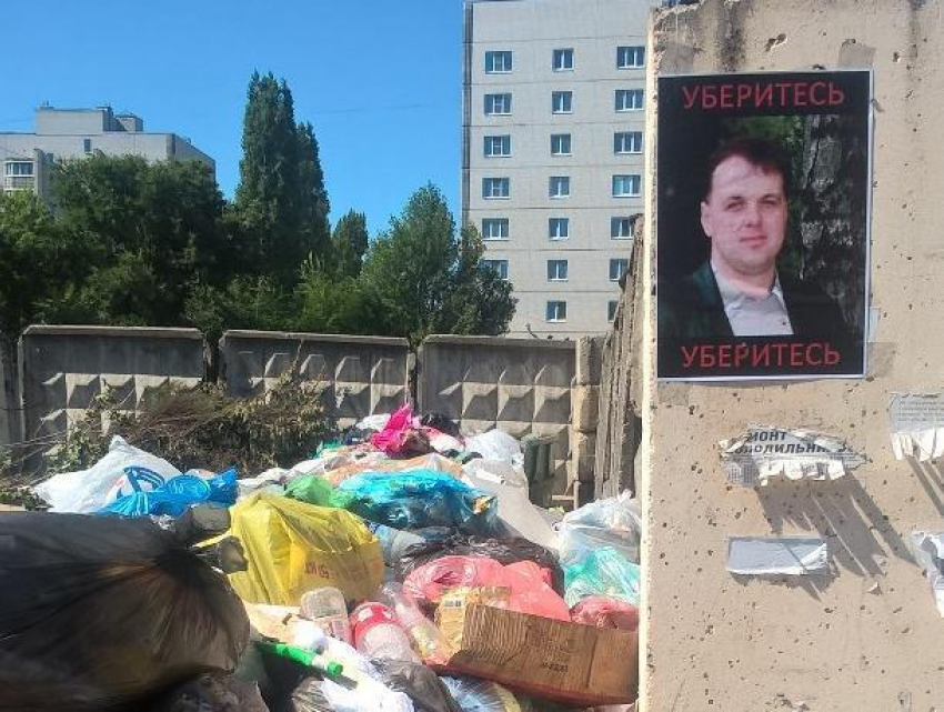 Портреты директора УК развесили рядом с мусорками под Воронежем