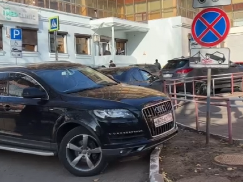 Иномарки запарковали собой зебру для слабовидящих и попали на видео в Воронеже 