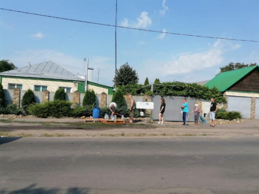 Альтруизм в чистом виде: бесплатную воду раздают россошанцам, попавшим под коммунальную аварию 