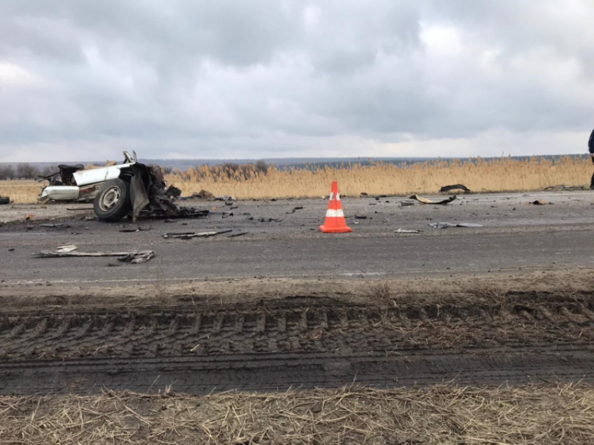 Разорвало на пополам: водитель погиб в ДТП с грузовиком на воронежской дороге 