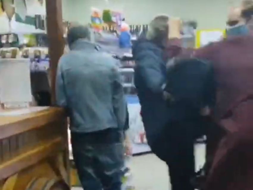 На воронежское отделение «Хрюш против» напали в магазине с пельменями, просроченными на полтора года 