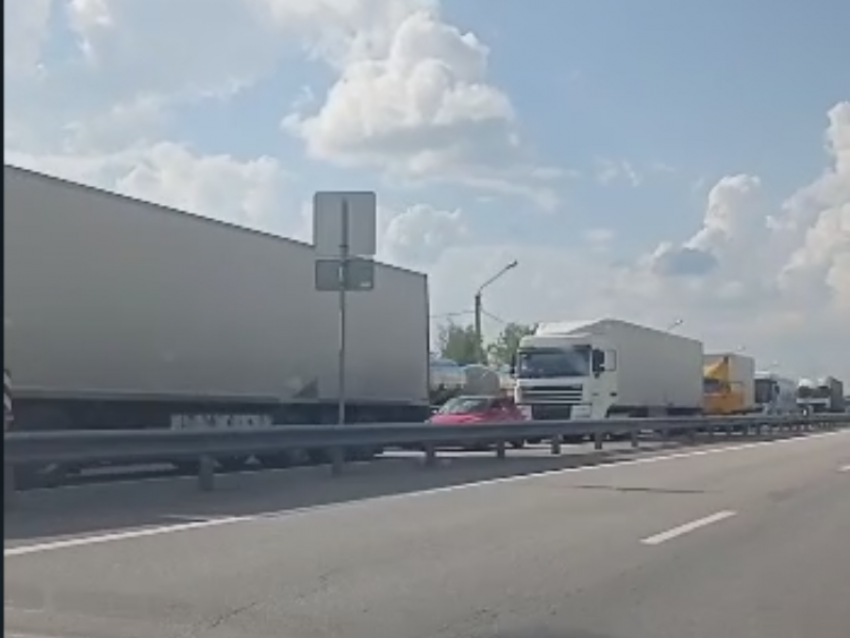 Дорожники избавили водителей от адской пробки у платного терминала под Воронежем