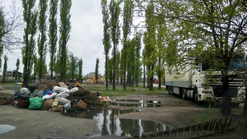 Воронежцы превратили детскую площадку в свалку и стоянку