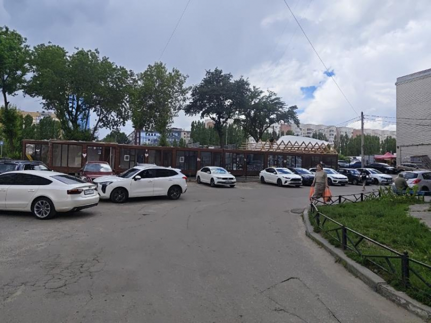 «Противоречит всем санитарным правилам»: мини-рынок появился во дворе жилого дома в Воронеже