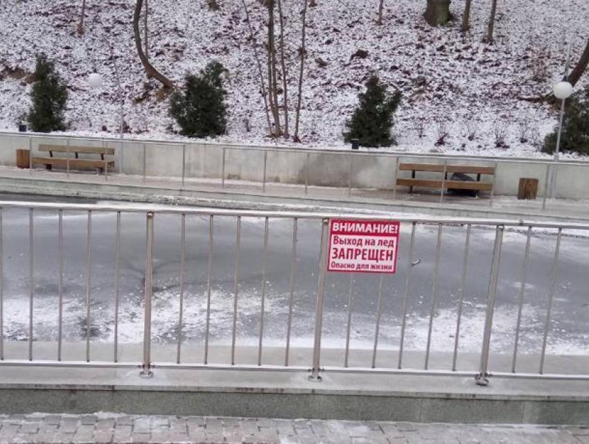 Воронежцам табличками запретили выходить на лед в парках и скверах
