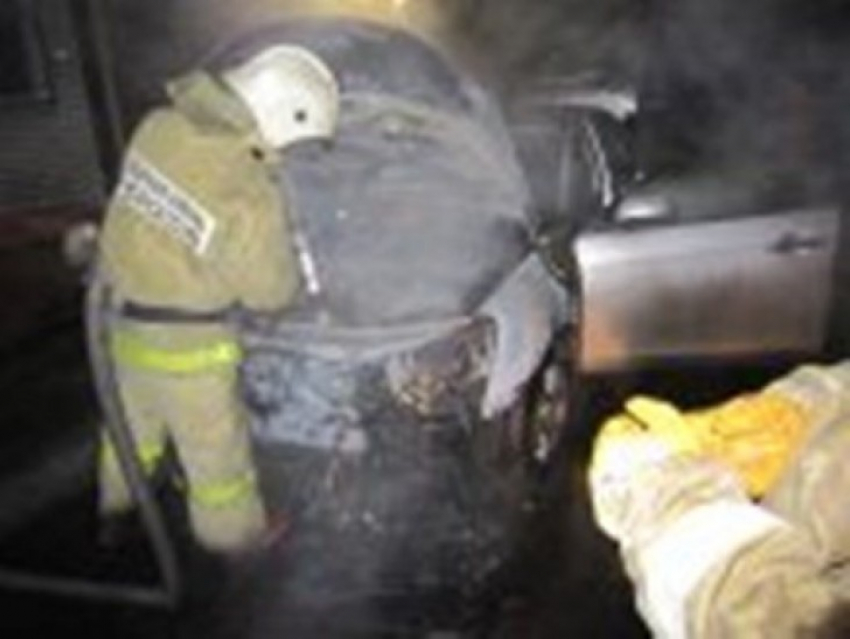 В Воронеже ночью из-за поджога сгорел «Ниссан Альмера»