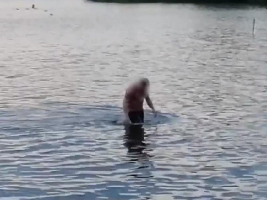 Отвязный заплыв устроил мужчина в воронежском парке
