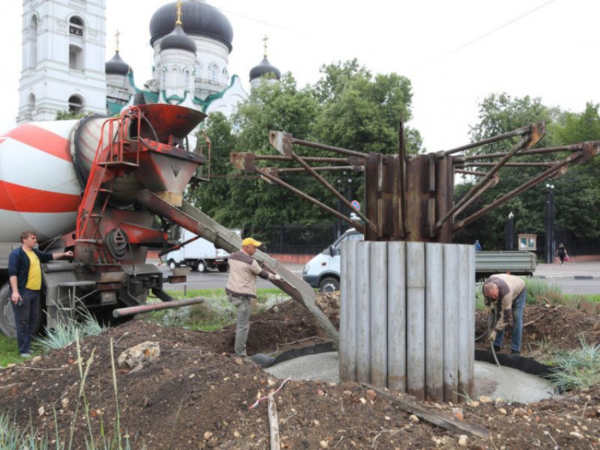 Бетонное основание появилось у памятника «Молекула ДНК» в центре Воронежа