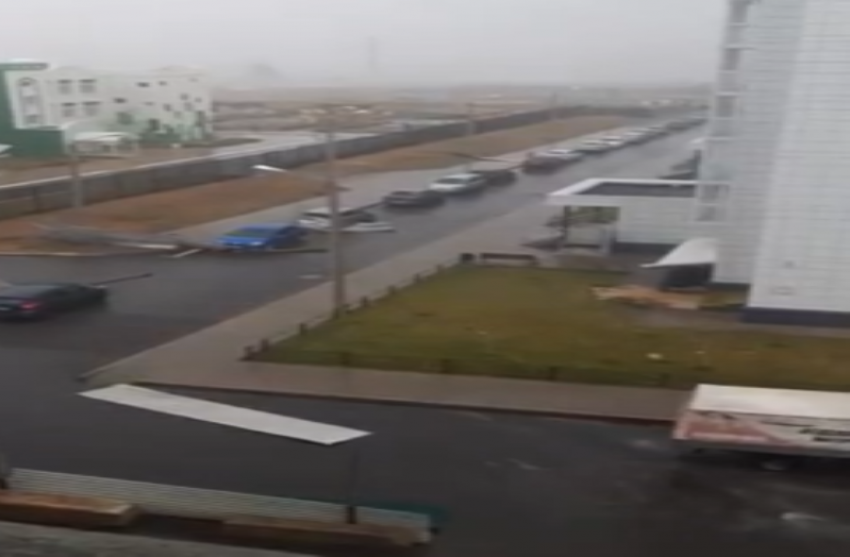 Ураганный ветер в Воронеже впечатал забор в машину. Видео