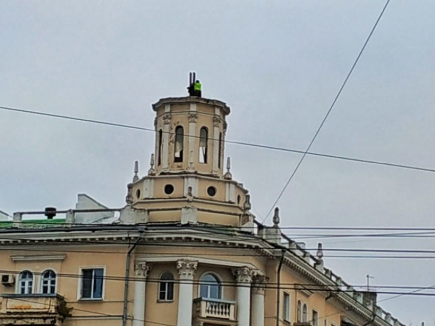 С одного из красивейших домов Воронежа убрали исторический шпиль