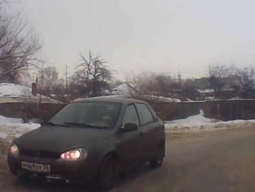 На видео сняли, как каша на дороге чуть не стала причиной ДТП в Воронеже