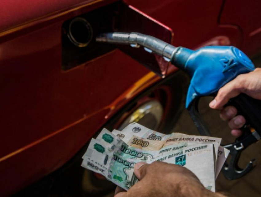 Цены на топливо решили под Новый год порадовать воронежцев 