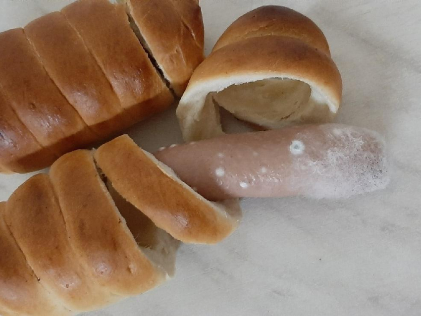 "Мне с плесенью, пожалуйста": в воронежском магазине продали просроченные сосиски в тесте