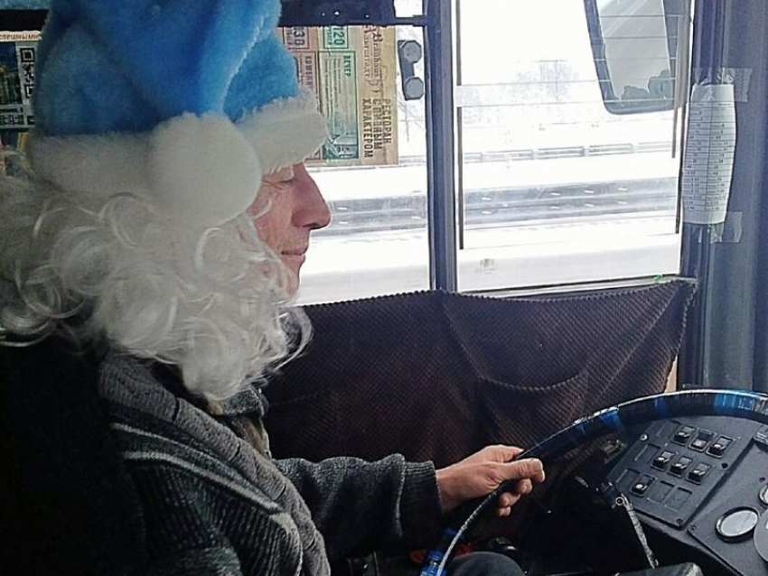 Новогоднего маршрутчика приняли за смурфика в Воронеже