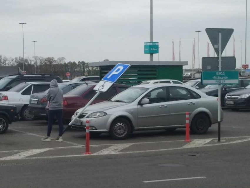 Инвалидный знак наказал автомобиль на парковке у воронежского ТЦ