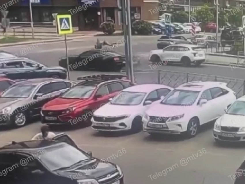 Перелетел через машину и упал на асфальт: опубликовано видео наезда на пешехода в Воронеже 
