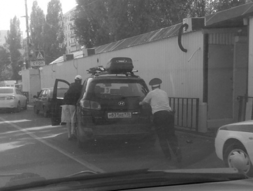 Воронежцев удивили полицейские, помогающие водителю толкать машину 