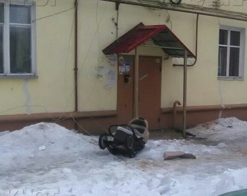 Воронежские коммунальщики заявили, что не виноваты в падении льда на женщину с коляской
