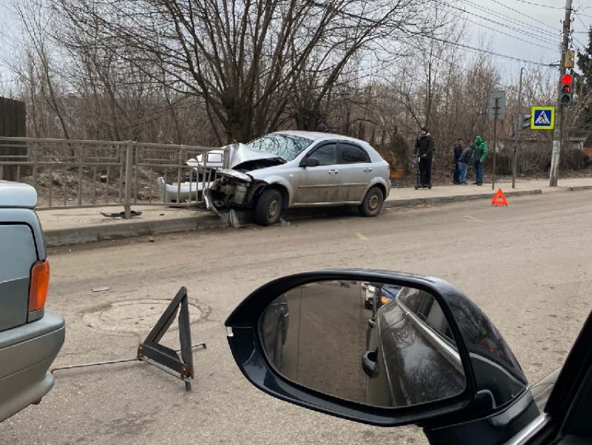"Пятнашка» загнала Chevrolet на забор в Воронеже