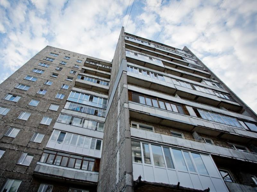 Мужчина разбился насмерть после падения с 5 этажа в Воронеже