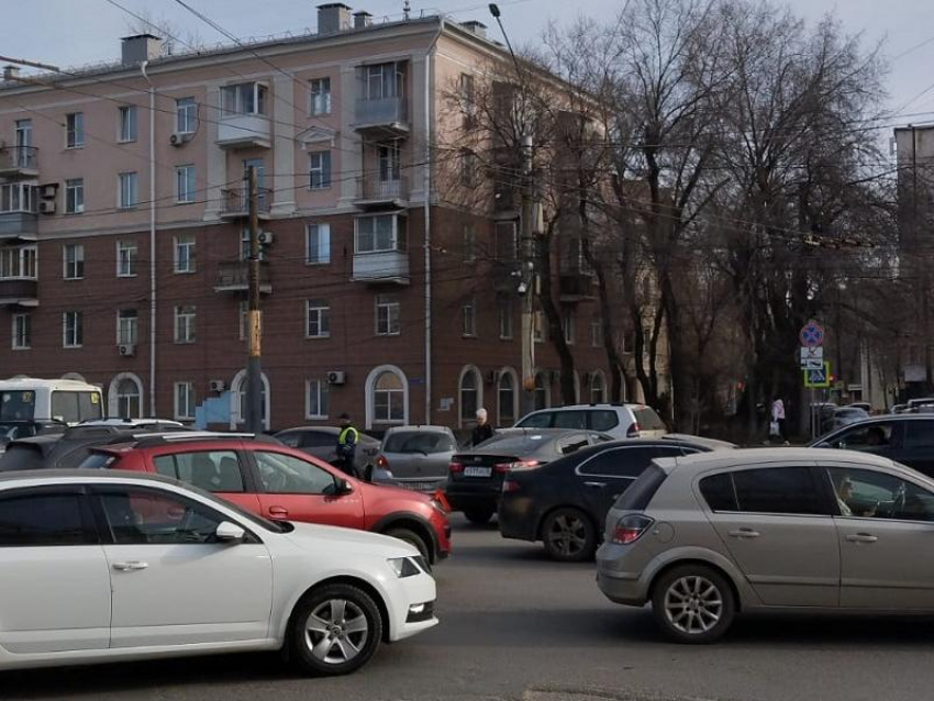 Массовая авария остановила центр Воронежа утром 1 апреля 