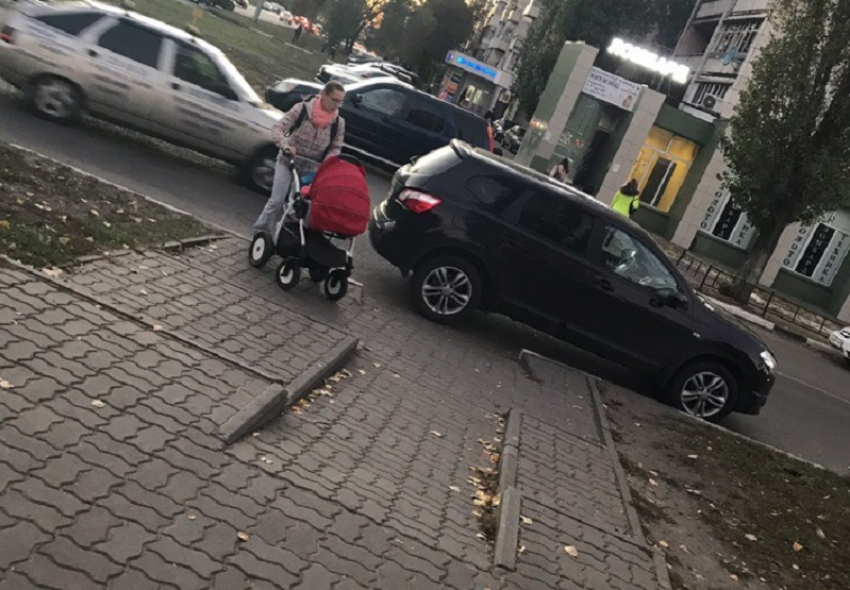 Место матерей и велосипедистов в иерархии показал водитель в Воронеже 