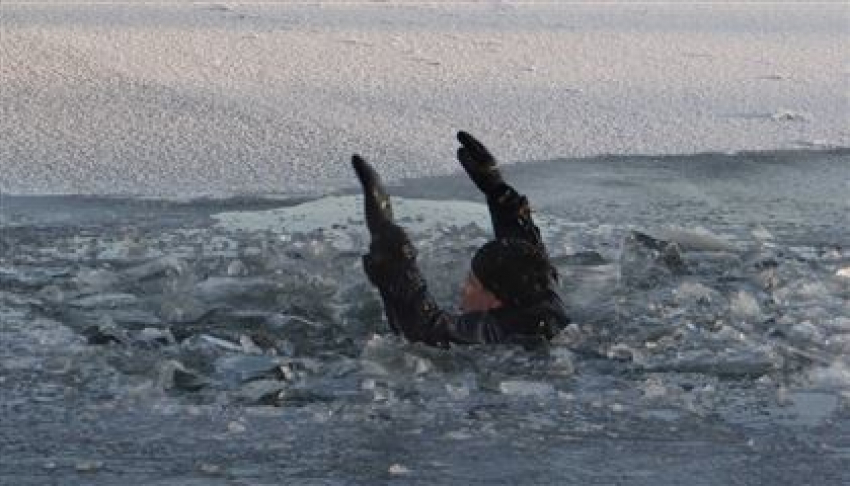 Под лед на Воронежском водохранилище провалился мужчина