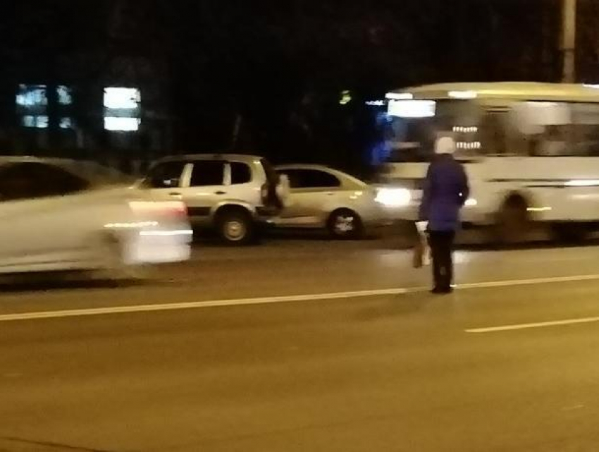 Шестиполосное бесстрашие пешеходов сняли в Воронеже