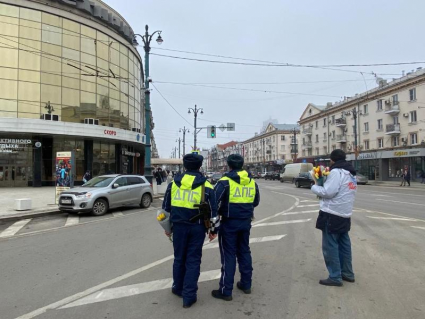 Полицейские и Авторадио с цветами вышли на улицы радовать  женщин Воронежа