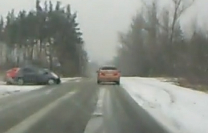 На видео попало, как автомобиль сбивает девочку под Воронежем