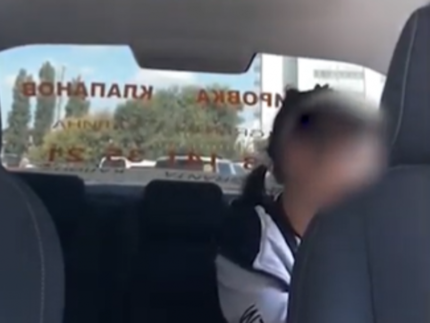 Таксист жестко вышвырнул пассажирку на видео в Воронеже