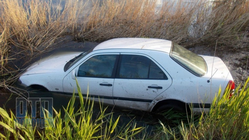 Водитель Mercedes утопил автомобиль в воронежском пруду