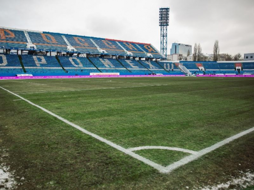Состояние воронежского поля показали перед игрой «Факела» и «Динамо»