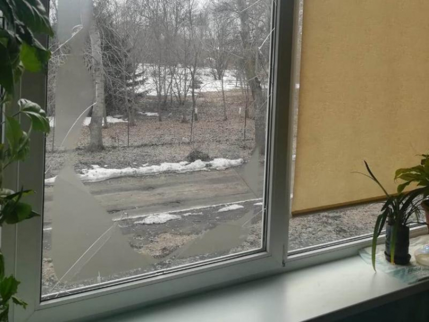 Школьное окно разрезало голову ученику под Воронежем