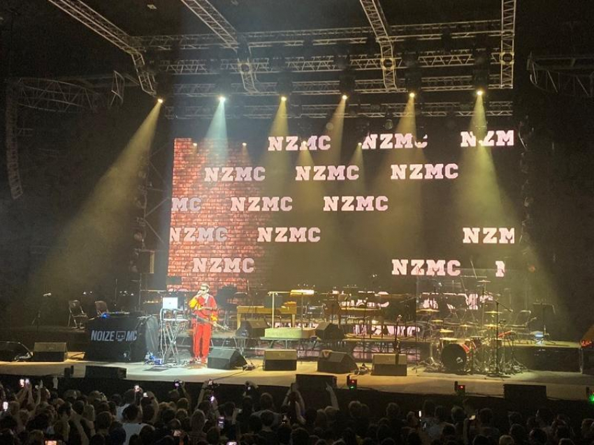 Романтичную прогулку Noize MC с супругой по центру Воронежа испортил ремонт парка