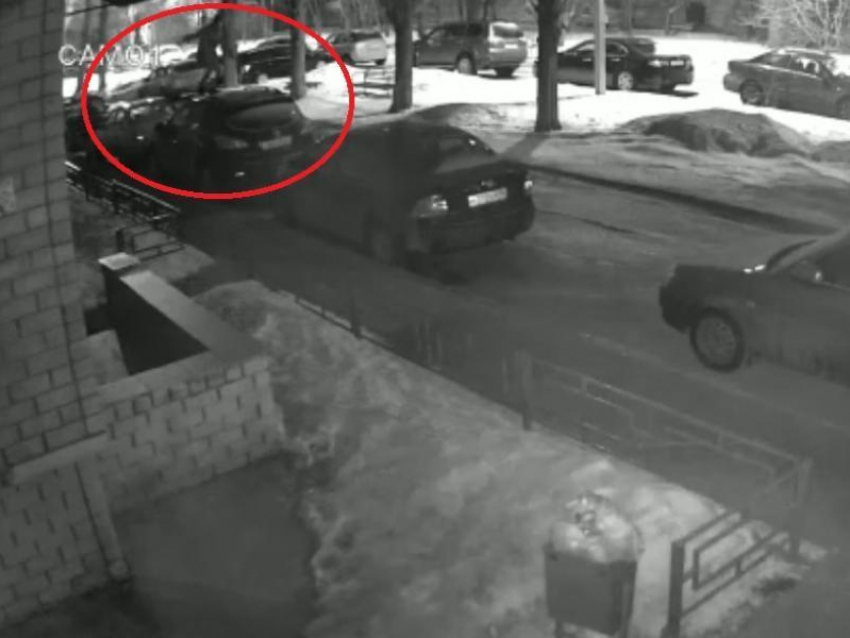 Неадекватный забег по крышам машин сняла камера в Воронеже