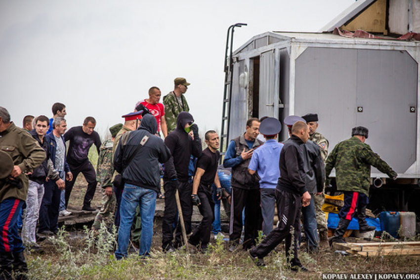 Блогер выложил фото людей в масках во время разгрома поселка геологов на месторождении никеля в Воронежской области