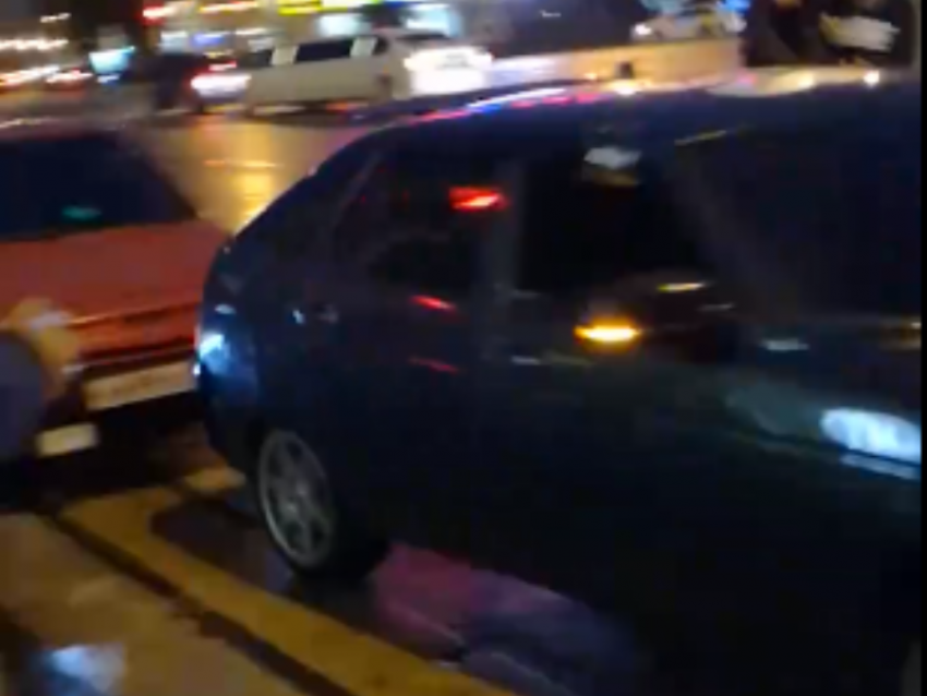 Яростную разборку водителей сняли в центре Воронежа 
