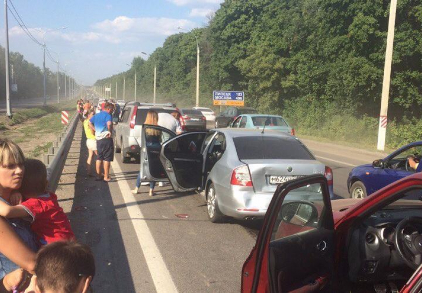 На выезде из Воронежа образовалась огромная километровая пробка