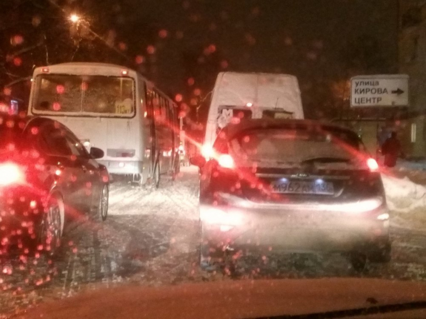 Воронежцы часами добираются до дома из-за 10-балльных пробок 