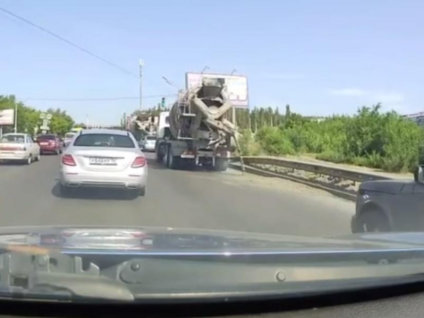 Решил отлить: бетономешалку прорвало на видео в Воронеже