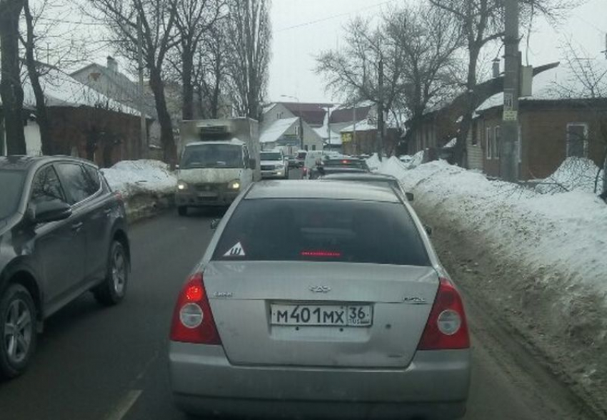 На Урицкого в Воронеже образовались пробки из-за ничего