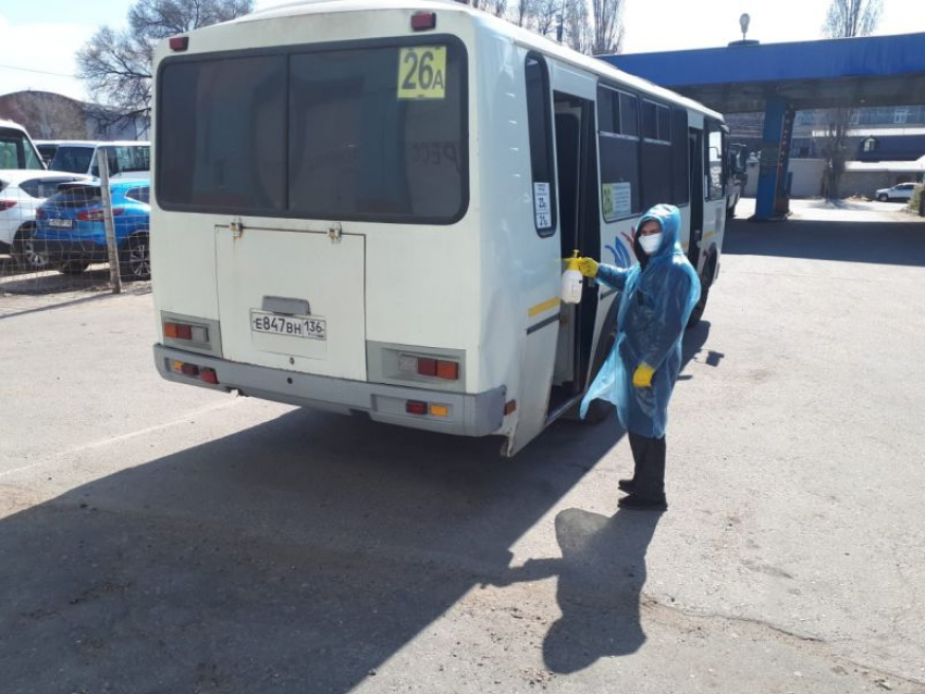 Женщина с подозрением на коронавирус сбежала из больницы и каталась на маршрутке по Воронежу