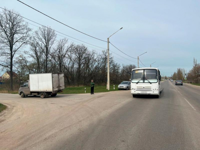 Пассажирку автобуса госпитализировали после ДТП под Воронежем 