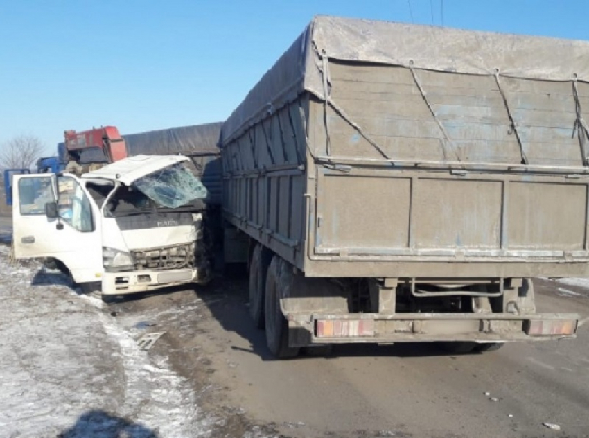 Три человека пострадали в ДТП с эвакуатором на воронежской трассе