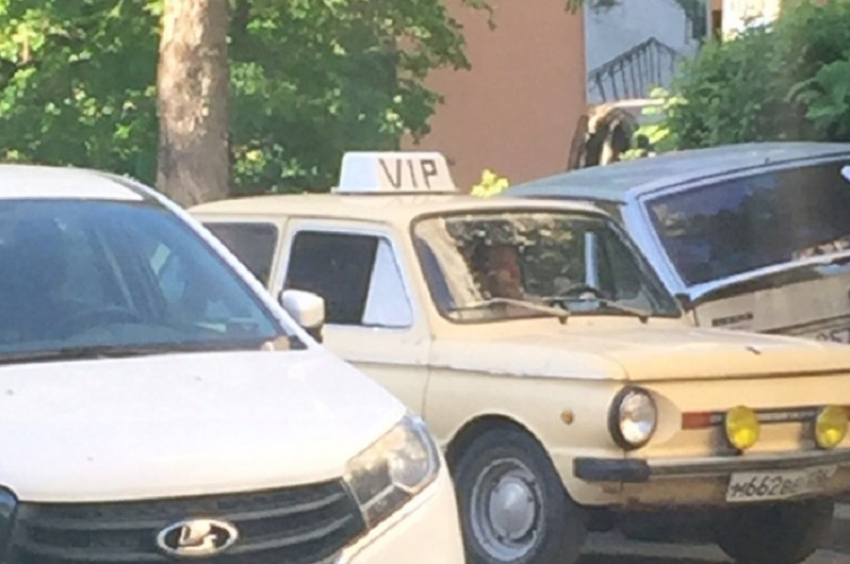 Раритетное такси для очень важных людей ездит по Воронежу